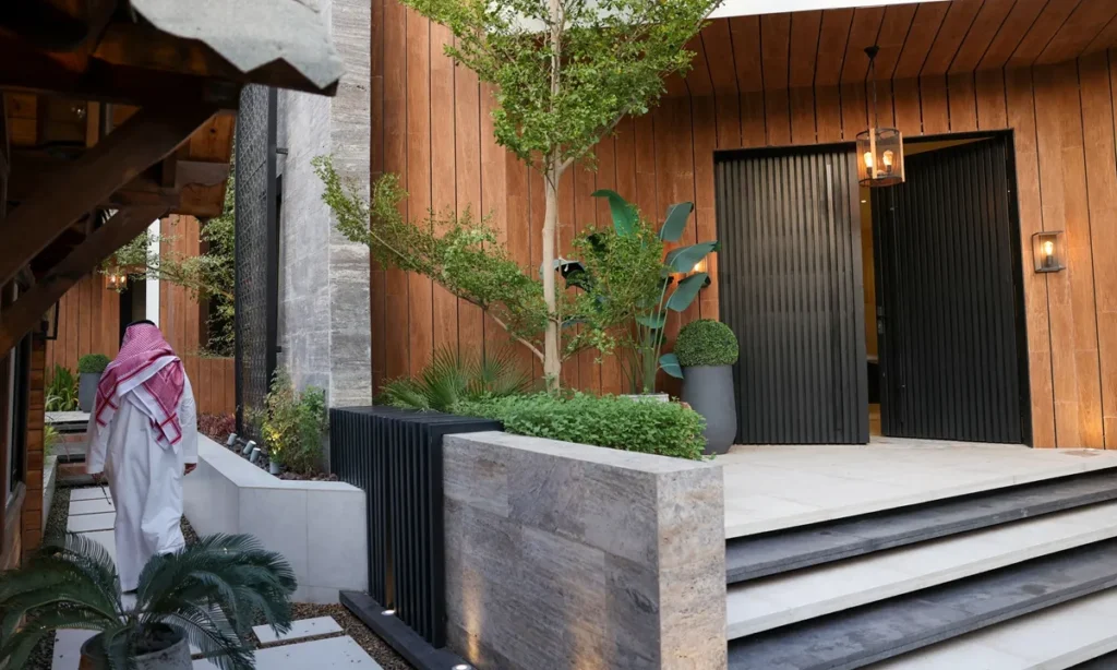 تحسين مدخل منشأة في الظهران