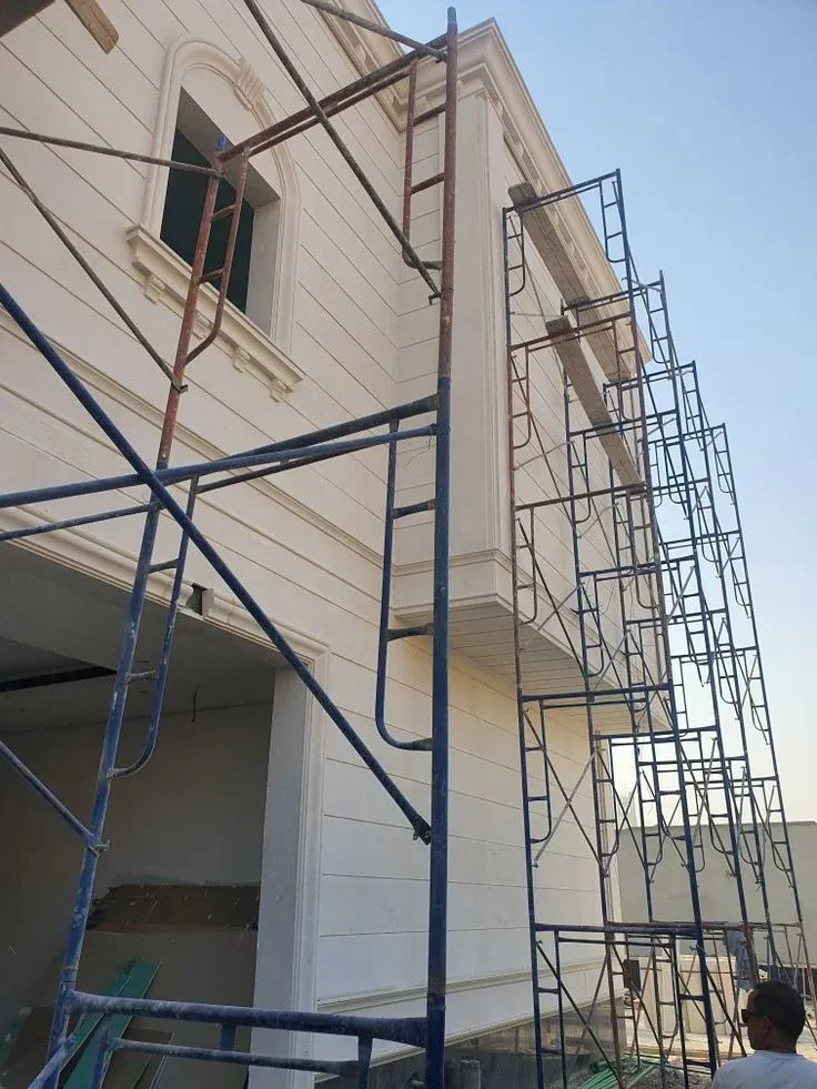 إصلاح أعمدة مبنى في الخبر