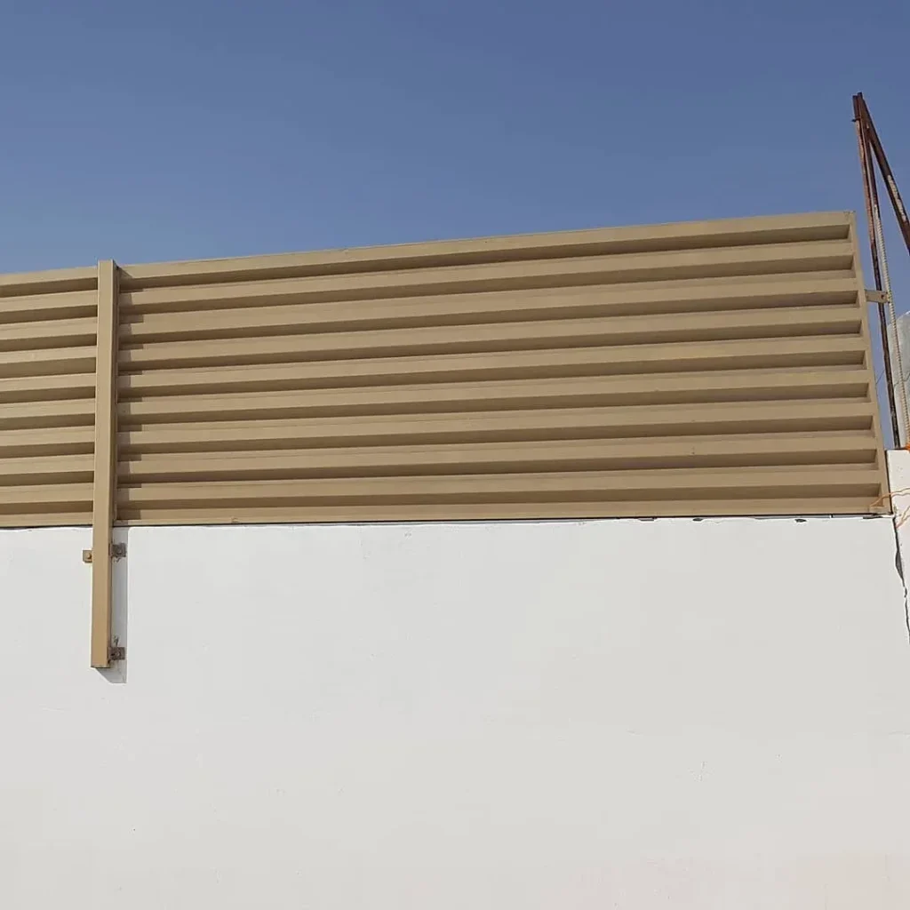 تنفيذ سواتر حديدية حديثة في الخبر