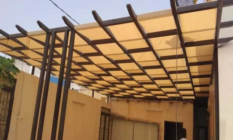 فريق تركيب مظلات في الخبر